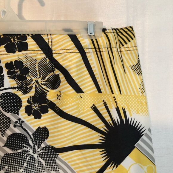 Vintage OP  Mens 38 Board Shorts in White/Black /Yellow Graphics - Picture 11 of 16